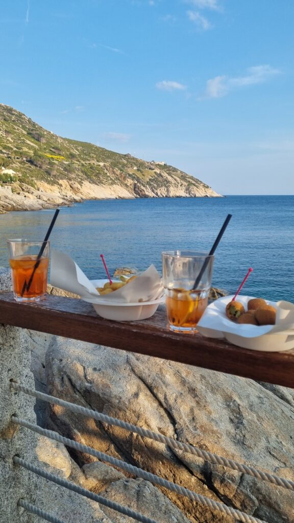 Elba.Life - Where to toast: 🥂🍹 aperitif on the beach on the Island of Elba