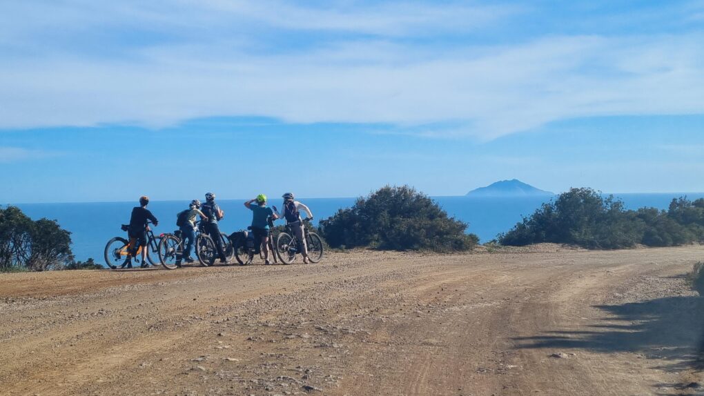 Elba.Life - Descubre las mejores rutas MTB en Elba: 5 aventuras en bicicleta de montaña para descubrir la isla 🚴🏼‍♀️